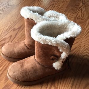 Girls Ugg-like boots